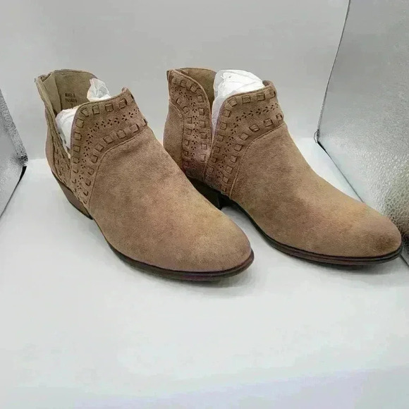 Pierre Dummas Women's Taupe Suede Ankle Boots Size 7 Back Zipper - Picture 2 of 9